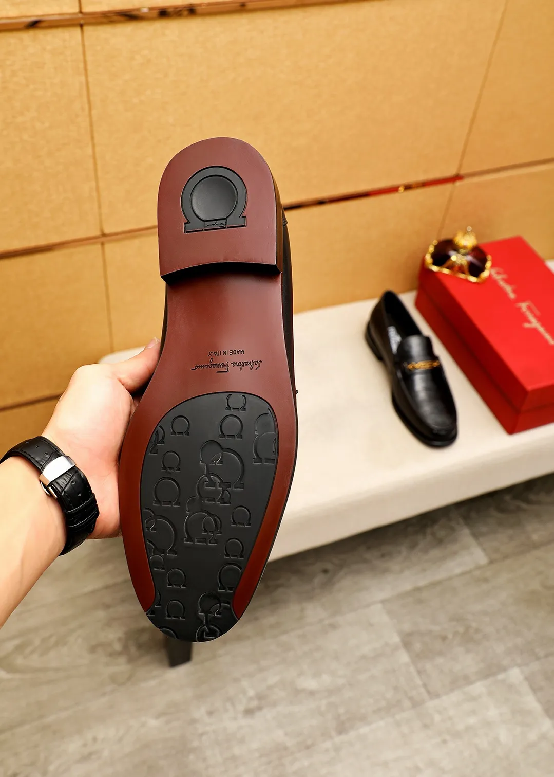 Men's shoes 💰442 💐 Product trademark: Ferragamo "Ferragamo" casual leather shoes Regular size: 38-44 (45.46🉑️customized) Product materials: Selected imported first-layer calfskin embossed upper + classic hardware buckle, imported water-dyed cow leather lining. Strong three-dimensional visual effect, combined outsole Color: 1⃣️color optional
